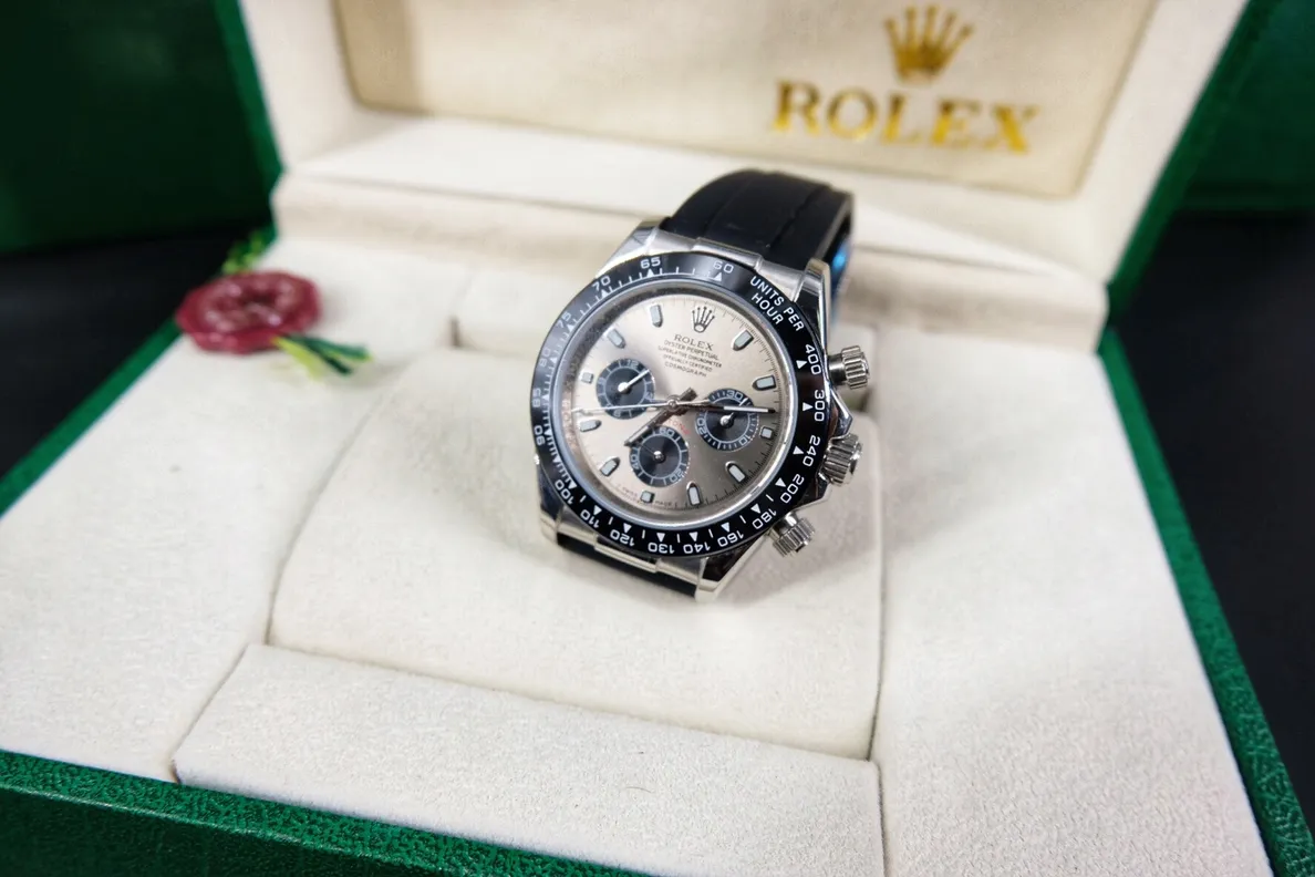 [Foreign trade import] 💰970 Rolex Daytona, Submariner series Automatic mechanical movement, 40 mm, men's Power reserve: 50 hours Case diameter: 40 mm Case material: stainless steel; 316L stainless steel; outer ring black Cerachrom ceramic solid outer ring with tachymeter scale Dial color: black Dial shape: round Dial material: Dial with snail-shaped small seconds dial Glass material: Scratch-resistant sapphire crystal Crown Material: Stainless steel, winding crown; screw-down triple buckle triple waterproof system Strap color: silver Strap material: stainless steel; Oyster, three-row link Clasp type: folding buckle; Oyster insurance discount with 5mm easy-adjustable link extension system buckle Material: stainless steel Back: dense bottom, screw-in bottom cover deep waterproof Speed: 200-meter automatic mechanical movement, 40 mm, diameter: 40 mm Case material: stainless steel; 316L stainless steel; outer ring black Cerachrom ceramic solid outer ring with tachymeter scale Dial color: black Dial shape: round Dial material: Dial with snail-shaped small seconds dial Mirror material: scratch-resistant sapphire crystal Crown material: Stainless steel, winding crown; screw-in triple buckle triple waterproof system Strap color: silver Strap material: stainless steel; Oyster, three-row link Clasp type: folding buckle; Oyster insurance discount with 5mm easy-adjustable link extension system clasp Material: stainless steel Back: dense bottom, screw-in bottom cover Waterproof depth: 200 meters