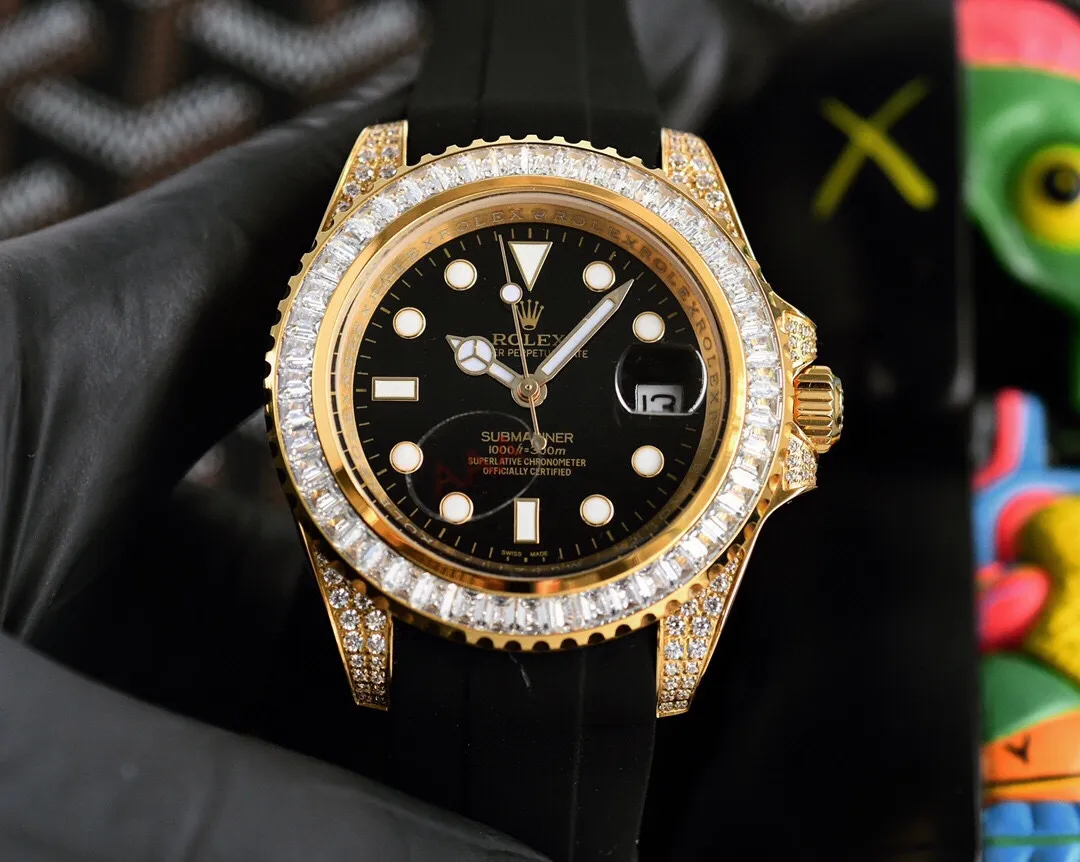 【High-end replica】💰1360! Rolex's top toy addict, if you don't like fake street watches, he will definitely be your best friend. Rolex's most classic Submariner Submariner was used as the prototype. After a second modification of the ring, it was then inlaid with top-quality natural stones. It is very shiny and extremely difficult. It is currently the most sparkling craftsmanship of the same material. The movement adopts a fully-automatic imported 9015 all-in-one mechanical movement, with super luminous characters, and a specially customized mold for tape to make elbows, which completely fits the case. The 2cm flexible adjustment buckle inside the buckle makes it easy to adjust the size. Profession creates the future, once and for all. Size 40mm!