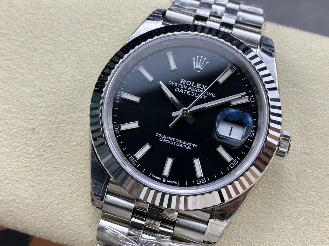【High-end replica】💰1160! 【Customized all-in-one machine】💰1720! [Top replica] Private chat! ! ! The Rolex Datejust 41mm series creates a classic watch model. 1: The movement adopts Swiss 3235 movement. 2: In terms of material, the overall material is made of 904 steel. The curvature of the side of the case is polished in place, and the thickness of the side is consistent with the original. 3: Classic dog tooth collar. The platinum (electroplated) ring presents a radiant light effect that is extremely close to the original version, and the triangular pit pattern is clean and neat. 4: The watch mirror is made of real sapphire mirror, which increases the transparency of the watch. At the same time, it has been treated with anti-glare technology, making it very convenient to read watch data and has high hardness. 5: The only synchronous original thickness in the market is 11.5mm. This picture was taken in top reproduction quality!