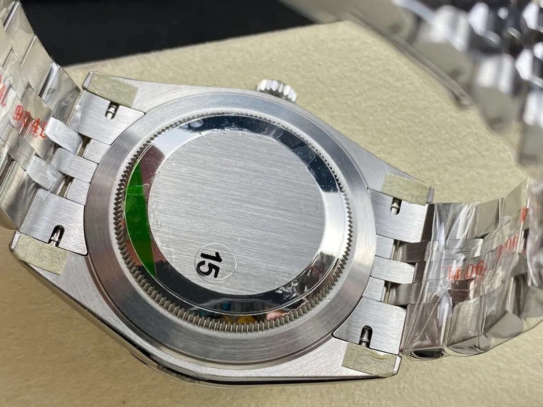【High-end replica】💰1160! 【Customized all-in-one machine】💰1720! [Top replica] Private chat! ! ! The Rolex Datejust 41mm series creates a classic watch model. 1: The movement adopts Swiss 3235 movement. 2: In terms of material, the overall material is made of 904 steel. The curvature of the side of the case is polished in place, and the thickness of the side is consistent with the original. 3: Classic dog tooth collar. The platinum (electroplated) ring presents a radiant light effect that is extremely close to the original version, and the triangular pit pattern is clean and neat. 4: The watch mirror is made of real sapphire mirror, which increases the transparency of the watch. At the same time, it has been treated with anti-glare technology, making it very convenient to read watch data and has high hardness. 5: The only synchronous original thickness in the market is 11.5mm. This picture was taken in top reproduction quality!