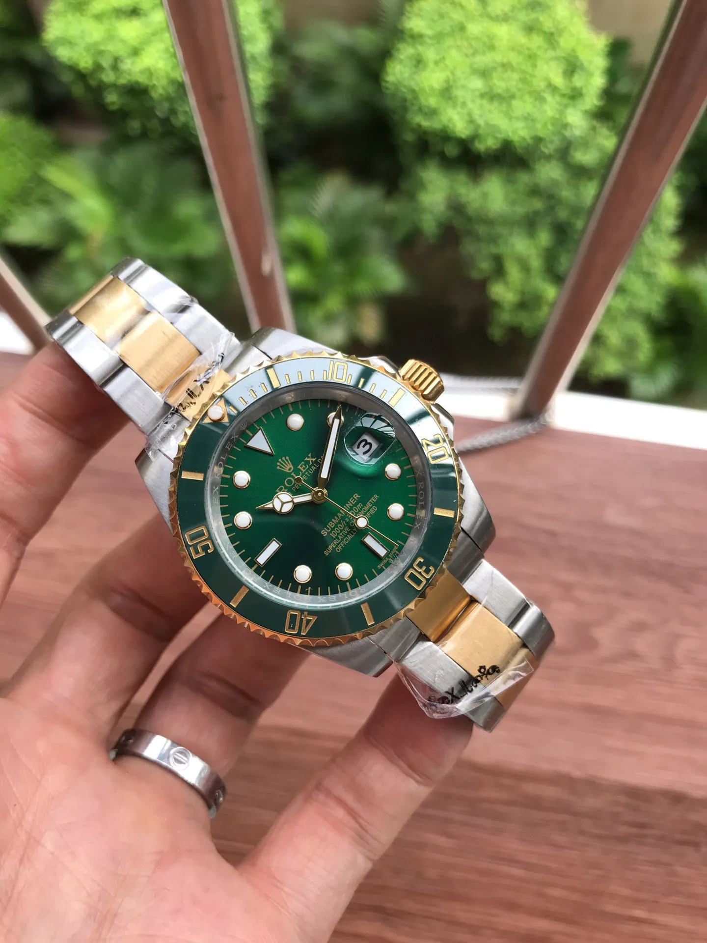 [Foreign trade import] 💰850-485 Rolex 💯ROLEX 💥Submariner Submariner This is a play watch. It is so cool. [Wit][Wit] Submariner model 116610LV green plate 68,100HK$ Hong Kong price 5626 movement 40mm. If nothing else, this stainless steel material cannot be copied from the market. The Green Water Ghost is definitely the favorite of men and women who like to express their individuality. It looks good with girls and can be controlled at will. To be a cool girl, almost all celebrities and fashionistas must have one. The quality allows you to wear it in the counter without losing face. It beats the market products. It is versatile for casual and formal wear. Pay attention to the exclusive real-shot details. Don’t say anything. If you like it, hurry up and take action immediately💥 Please look for TAAA1211 from the inner shell.
