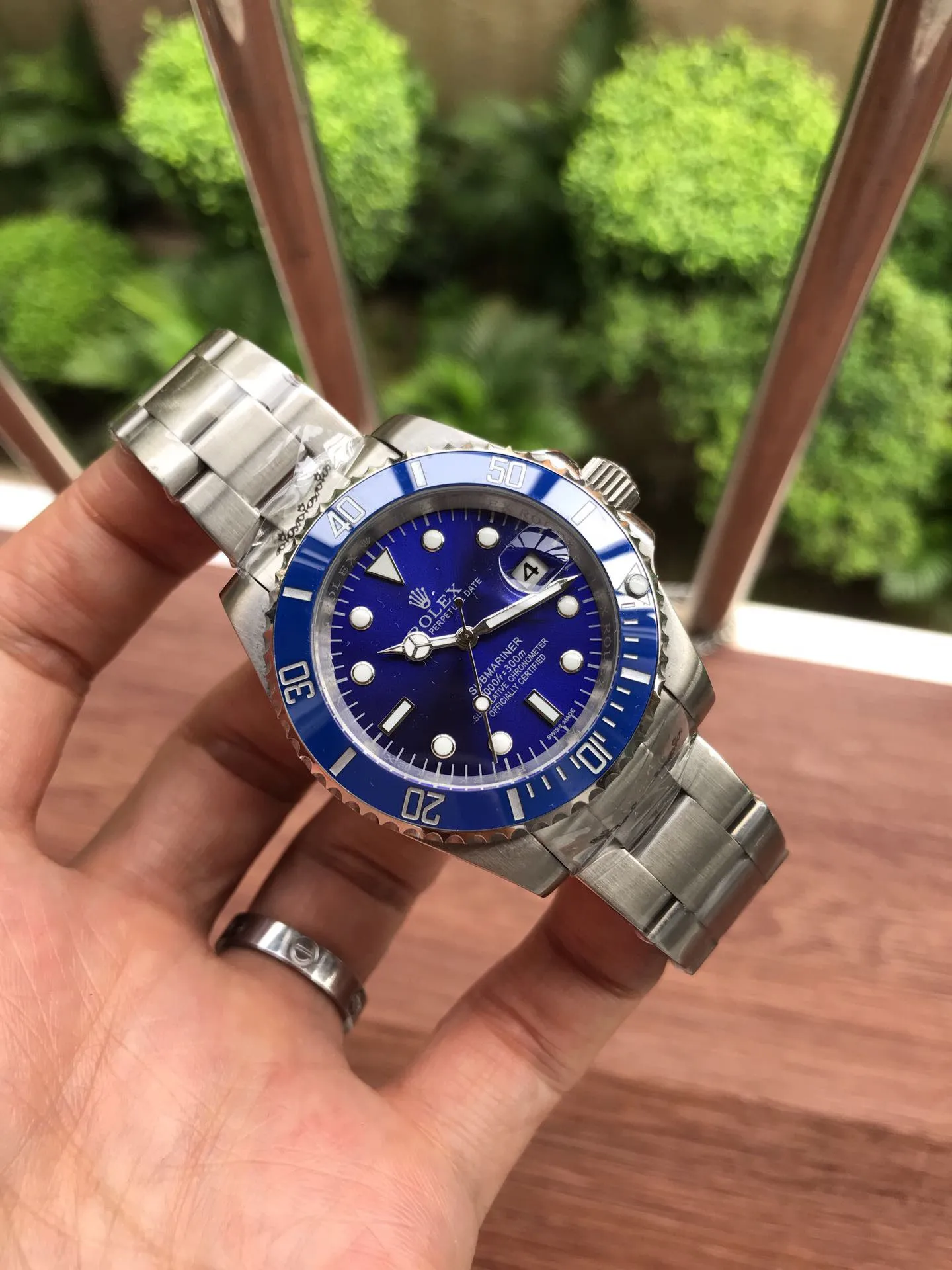[Foreign trade import] 💰850-485 Rolex 💯ROLEX 💥Submariner Submariner This is a play watch. It is so cool. [Wit][Wit] Submariner model 116610LV green plate 68,100HK$ Hong Kong price 5626 movement 40mm. If nothing else, this stainless steel material cannot be copied from the market. The Green Water Ghost is definitely the favorite of men and women who like to express their individuality. It looks good with girls and can be controlled at will. To be a cool girl, almost all celebrities and fashionistas must have one. The quality allows you to wear it in the counter without losing face. It beats the market products. It is versatile for casual and formal wear. Pay attention to the exclusive real-shot details. Don’t say anything. If you like it, hurry up and take action immediately💥 Please look for TAAA1211 from the inner shell.