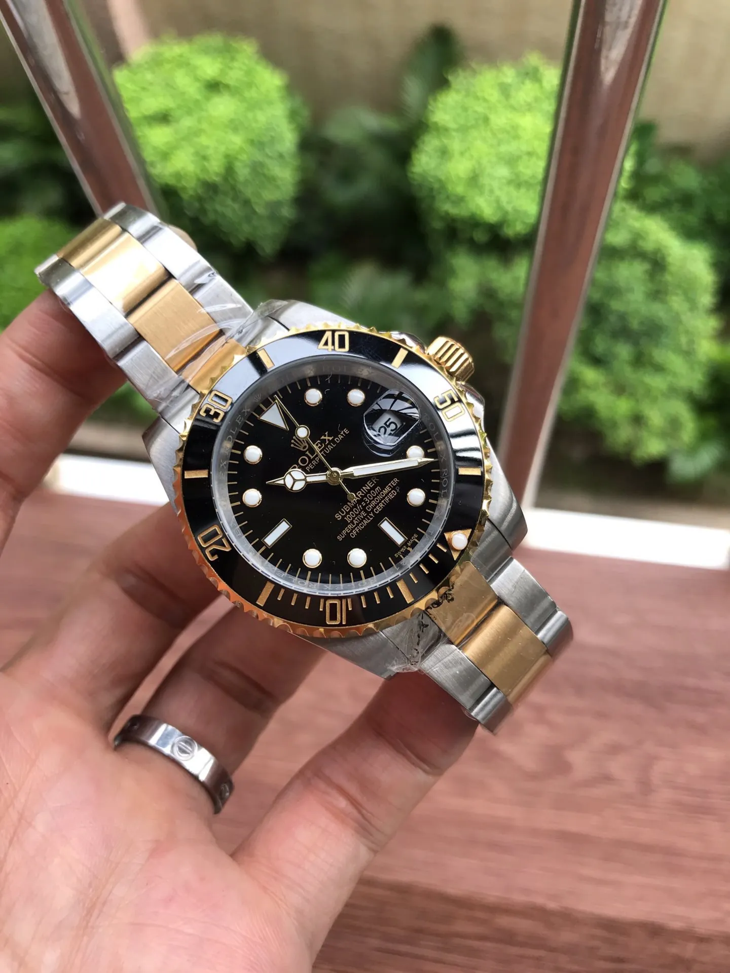 [Foreign trade import] 💰850-485 Rolex 💯ROLEX 💥Submariner Submariner This is a play watch. It is so cool. [Wit][Wit] Submariner model 116610LV green plate 68,100HK$ Hong Kong price 5626 movement 40mm. If nothing else, this stainless steel material cannot be copied from the market. The Green Water Ghost is definitely the favorite of men and women who like to express their individuality. It looks good with girls and can be controlled at will. To be a cool girl, almost all celebrities and fashionistas must have one. The quality allows you to wear it in the counter without losing face. It beats the market products. It is versatile for casual and formal wear. Pay attention to the exclusive real-shot details. Don’t say anything. If you like it, hurry up and take action immediately💥 Please look for TAAA1211 from the inner shell.