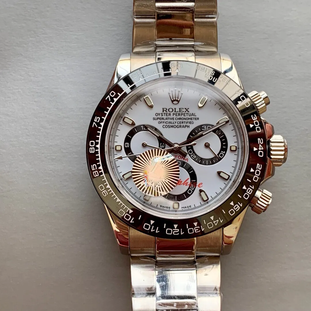 [Foreign trade import] 💰1320 The most classic version, the sales champion 🏆🏆 🎈🎈 "Massive updates" are all available 🎈🎈 Factory F V2 classic version is fully available Bring it as a gift and choose it as a "Daytona" Suitable for any occasion and matched with clothing, timeless 🔥🔥 [Rolex Cosmograph Daytona Series] [Movement] A customized three-eye enlarged version of the fully automatic mechanical movement is used to ensure that the distance between the three function dials is consistent with the original. [Case] 40mmX12mm matches the original size, and the dark black ceramic solid outer ring is equipped with a tachymeter scale (real ceramic technology is used to scratch and never fade. The texture is consistent with the original) [Dial] The function dial font and the dial logo are superimposed and printed using a superimposed printing process. When viewed from the side, there will be a slight bulge. The background texture of the disk has been filtered and corrected countless times to ensure that it is 100% consistent with the original. The Rolex metal LOGO on it is separately molded, and it can be compared to the original in terms of three-dimensionality and roundness. The easy-to-read Chroma light luminous display is equipped with long-lasting luminous material. [Mirror] Flat sapphire crystal glass is scratch-resistant, and the effect will never be ghosted, consistent with the original product. [Buckle] Made of imported 316 steel and polished from 1:1 parts. The inner side is sanded and corroded with the Rolex steel seal. The external buckle safety ring is exactly the same as the original. ⌚⌚ Produced by F factory, perfect in every detail.