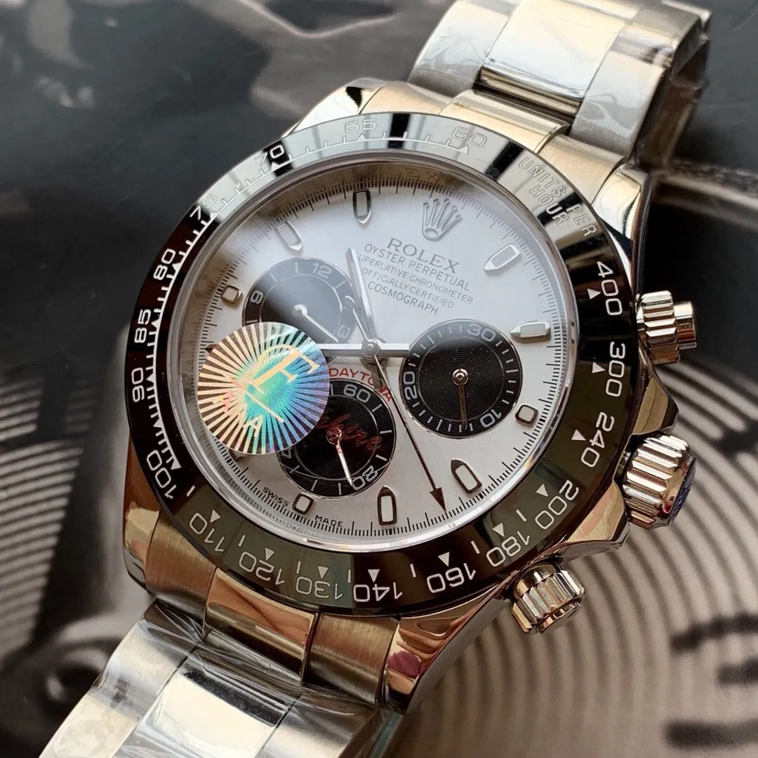[Foreign trade import] 💰1320 The most classic version, the sales champion 🏆🏆 🎈🎈 "Massive updates" are all available 🎈🎈 Factory F V2 classic version is fully available Bring it as a gift and choose it as a "Daytona" Suitable for any occasion and matched with clothing, timeless 🔥🔥 [Rolex Cosmograph Daytona Series] [Movement] A customized three-eye enlarged version of the fully automatic mechanical movement is used to ensure that the distance between the three function dials is consistent with the original. [Case] 40mmX12mm matches the original size, and the dark black ceramic solid outer ring is equipped with a tachymeter scale (real ceramic technology is used to scratch and never fade. The texture is consistent with the original) [Dial] The function dial font and the dial logo are superimposed and printed using a superimposed printing process. When viewed from the side, there will be a slight bulge. The background texture of the disk has been filtered and corrected countless times to ensure that it is 100% consistent with the original. The Rolex metal LOGO on it is separately molded, and it can be compared to the original in terms of three-dimensionality and roundness. The easy-to-read Chroma light luminous display is equipped with long-lasting luminous material. [Mirror] Flat sapphire crystal glass is scratch-resistant, and the effect will never be ghosted, consistent with the original product. [Buckle] Made of imported 316 steel and polished from 1:1 parts. The inner side is sanded and corroded with the Rolex steel seal. The external buckle safety ring is exactly the same as the original. ⌚⌚ Produced by F factory, perfect in every detail.