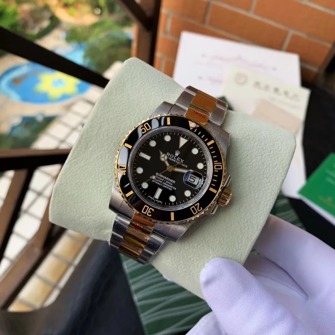 【Foreign trade import】💰3900! Factory N V8 version 2836 movement arrives‼ Official one-to-one replica of the original version (super version) Rolex SUB Submariner series model 116610 gold series/green water ghost/black water ghost/blue water ghost, original mold opening, equipped with 2836 movement, the most classic Oyster style: [904L stainless steel case] size 40mm X The 13mm Oyster case is consistent with the original product. Through careful polishing and strict quality control, the shape is ensured to be in place, and the brushing and polishing are comparable to the original craftsmanship. [Crown] One case and one crown, carefully crafted, each crown logo faces upright, highlighting the symbol of the king. The master watchmaker strives for excellence in every detail, and continues the waterproof system of the lock, just like the original. [904L Stainless Steel Watch Strap] The three-row link Oyster watch strap is made of fully brushed technology, which is delicate and clean. It is equipped with an Oyster safety buckle. The elegant solid link watch strap is full of texture and comfortable to wear. [Mirror] Made of scratch-resistant sapphire mirror and blue film calendar crystal. [Bezel] The bezel is made of one-piece (non-etched) sapphire luminous beads, the platinum electroplated scale has a uniform color that will never fade, and the ice blue super bright luminous. 300 meters waterproof. Each watch has been strictly tested before leaving the factory to ensure quality. Please pay attention to more details. 🔥Top quality products are constantly produced🔥